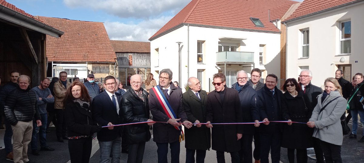 majorite_BFC's tweet photo. 🟢 @ALAINBECQUET a inauguré pour la région #BFC une opération de réhabilitation de logements à #SainteMarieLaBlanche(21)

Un engagement de 260 000 € !
Ce soutien intervient au titre de la politique de l’habitat et de l’Aménagement

✅Ce projet dispose d'un volet éco-responsable https://t.co/rln73W6nlm