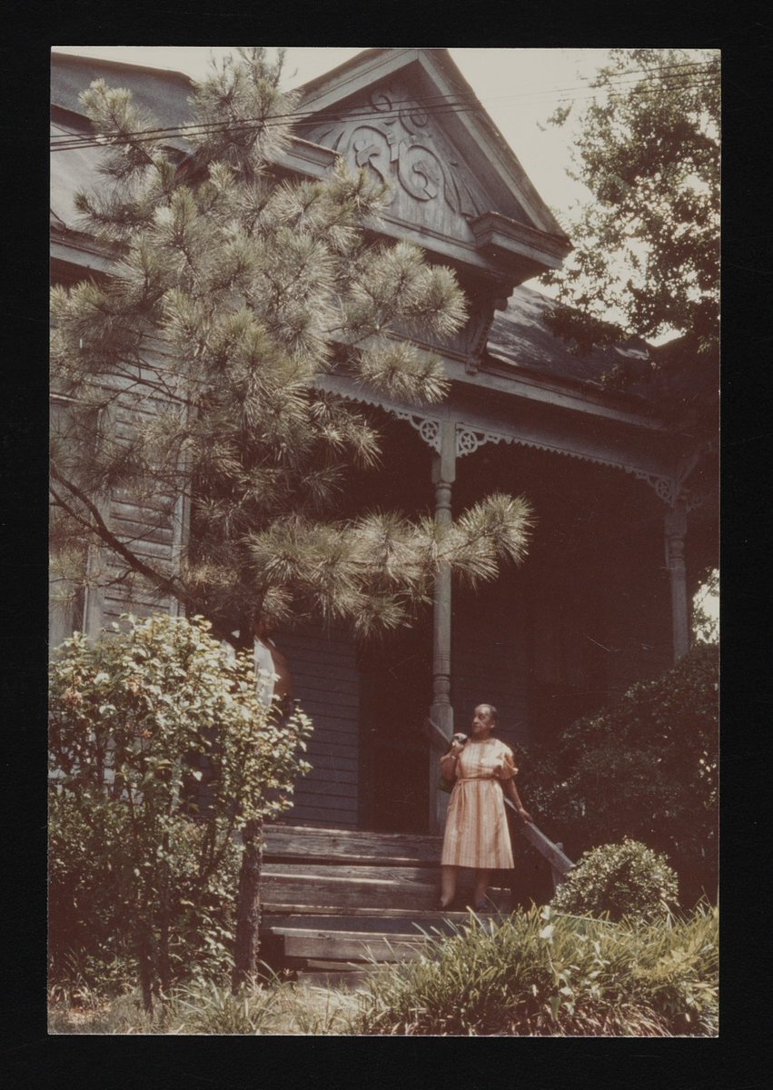 ArchivesAmerArt's tweet photo. D.C. #Painter & #Educator #AlmaThomas was known for her abstract paintings filled with dense patterns of color & was considered a major artist of the #WashingtonColorSchool.
📸 Alma Thomas papers, circa 1894-2001
#SmithsonianBHM #BlackHistoryMonth #BlackVoicesMatter https://t.co/igRkGzJyUE