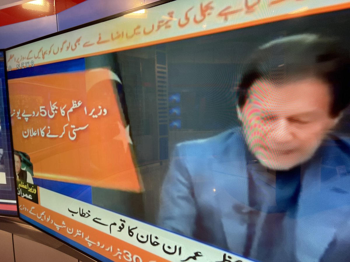 AajKamranKhan's tweet photo. عمران خان کا مہنگائی کے خلاف اعلان جنگ
پیٹرول ڈیزل 10 رپے لیٹر سستا کردیا
بجلی 5 رپے فی یونٹ سستی کردی
احساس پروگرام غریب ترین خاندان ماہانہ مدد 2000 رپے ماہانہ اضافہ
آئی ٹی سیکٹر 100 فیصد ٹیکس چھوٹ https://t.co/69p0FKdrwa
