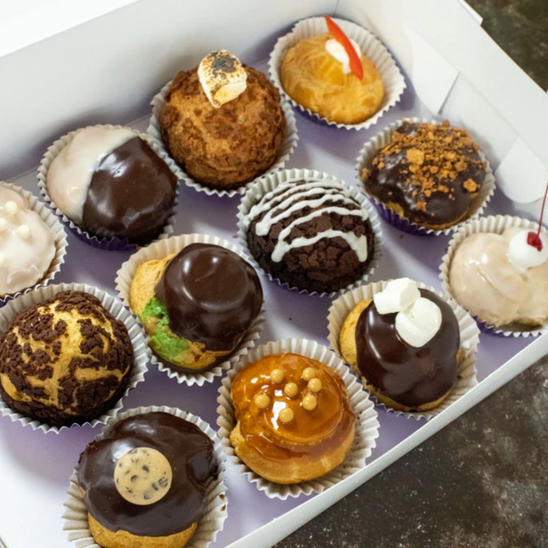 PlainviewPuffs's tweet photo. When you just can't decide what flavor you want, try them all! 😜

The Sampler box allows you to try all 13 sweet flavors so you don't have to decide! 😱

#hellagoodpuffs #exploreliny #lieats #longislandfood #longislandfoodies #creampuff https://t.co/tnKwqrcgQA