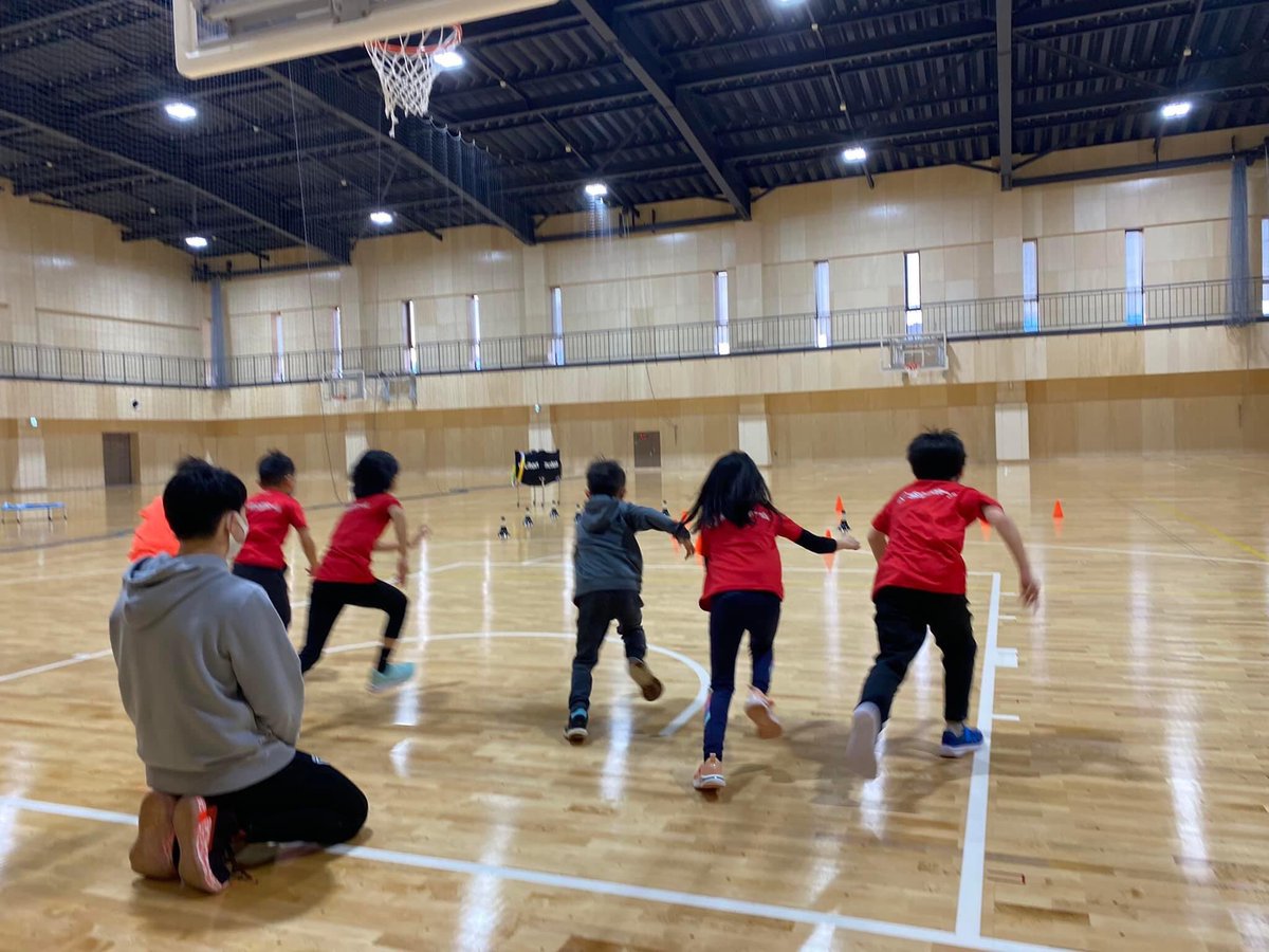 バルシューレ・アカデミー/ボールの学校⚽️🏀🏐🏉🏈⚾️🎾🏓🏸🏑🥍🤾♂️ (@ballschuleacad) on Twitter photo 代表 <a href="/FukushiTadao/">Tadao Fukushi</a> のFBご紹介。
【ひとつの競技に偏らせない活動】
手、足、道具を使いボール操作を行う。
子どもたちは身体を巧みに操る。
バルシューレの本質が伝わるってくる素晴らしい実践でした。(抜粋)
<a href="/CHIBAJETS/">千葉ジェッツふなばし 🛫PAINT IT JETS✨</a>
#バルシューレ教室
#Bリーグ
facebook.com/10000301583712… 代表 <a href="/FukushiTadao/">Tadao Fukushi</a> のFBご紹介。
【ひとつの競技に偏らせない活動】
手、足、道具を使いボール操作を行う。
子どもたちは身体を巧みに操る。
バルシューレの本質が伝わるってくる素晴らしい実践でした。(抜粋)
<a href="/CHIBAJETS/">千葉ジェッツふなばし 🛫PAINT IT JETS✨</a>
#バルシューレ教室
#Bリーグ
facebook.com/10000301583712…