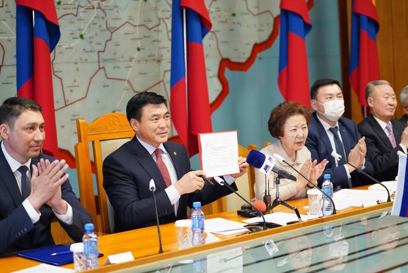 Цаг үеээ огт мэдрээгүй, хийн хоолой дагасан Украйнд болж буй  дайны сургамж үр дагавар юу болохыг ч хүлээлгүйгээр, ул суурьтай, хэрсүү бодож, үндэсний аюулгүй байдлын хэмжээнд хэлэлцэн шийдэх асуудлыг ковидын үеийн тэнэглэл шигээ юм болголоо доо!!!