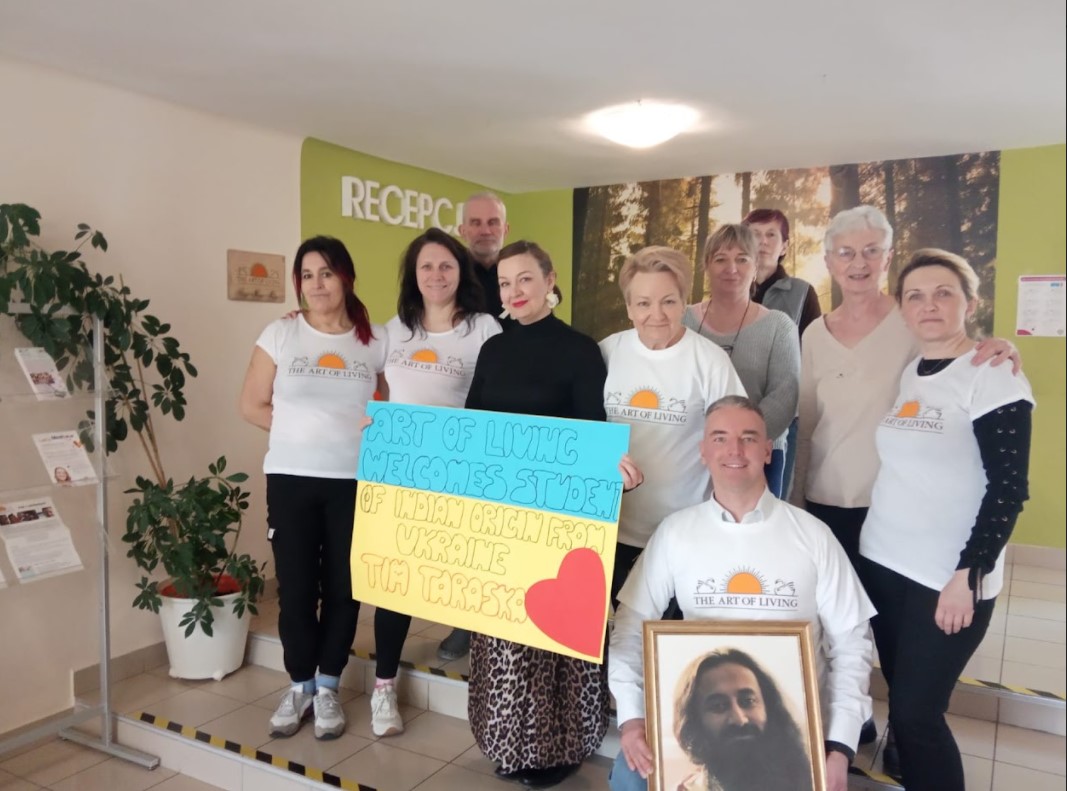 ians_india's tweet photo. As the #Ukraine-#Russian conflict rages, volunteers of The Art of Living (@ArtofLiving) in #Europe have reached out to the stranded Indian students in Ukraine, who trying to cross the borders into various other European countries, with basic amenities like food and water. https://t.co/WPwCNmNIl8