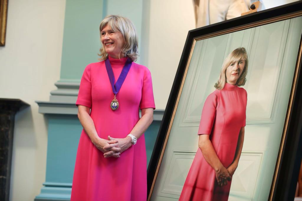 Royal College of Physicians of Ireland (@rcpi_news) on Twitter photo 📸 Prof Mary Horgan's portrait will bring some much-needed colour to the walls of No 6 with her cerise pink dress designed by <a href="/1LouiseKennedy/">louisekennedyoffical</a>. She says it was a toss up between this and the green and gold of Kerry...🟩🟨 📸 Prof Mary Horgan's portrait will bring some much-needed colour to the walls of No 6 with her cerise pink dress designed by <a href="/1LouiseKennedy/">louisekennedyoffical</a>. She says it was a toss up between this and the green and gold of Kerry...🟩🟨