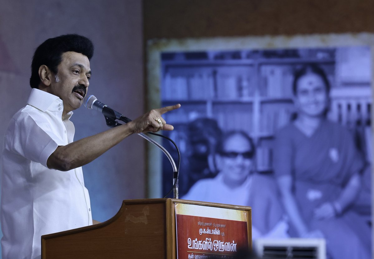 mkstalin's tweet photo. முத்தமிழறிஞர் கலைஞரின் மகனாகப் பிறந்த நாள் முதல், திராவிட முன்னேற்றக் கழகமே என் உயிர்மூச்செனச் செயல்பட்டு வருகிறேன்.

13 வயதில் கழகக் கொடி பிடித்தது முதல் இன்றுவரையில் என்னை முழுவதுமாக மக்கள் பணியில் ஈடுபடுத்திக் கொண்டிருக்கிறேன். (1/3) https://t.co/DQJMHlgTmd