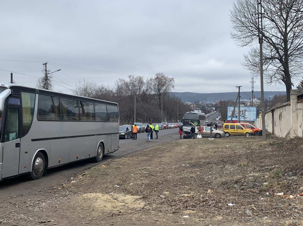 chefjoseandres's tweet photo. Hot meal distribution today in Ukraine at the Rava-Ruska border! Huge lines as people wait to enter Poland…@WCKitchen is partnering with Caritas nuns to serve food here &amp; the Shehyni border crossing…We will also bring them additional supplies soon! #ChefsForUkraine 🇺🇦 https://t.co/K0QvLlFIKd