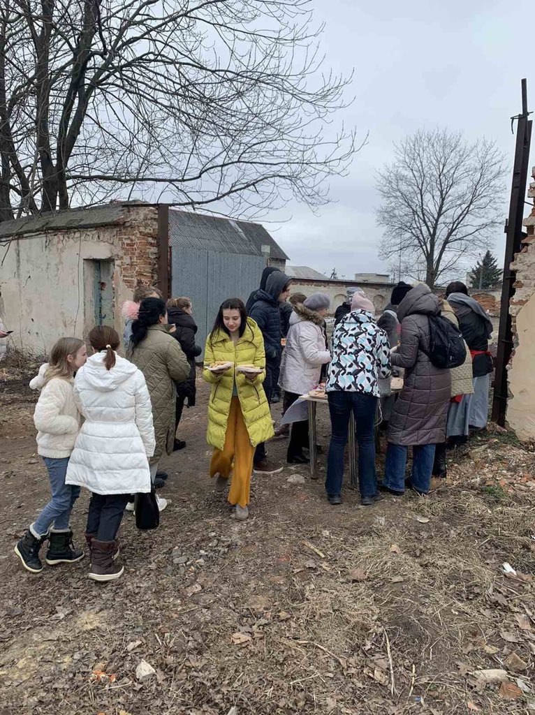 chefjoseandres's tweet photo. Hot meal distribution today in Ukraine at the Rava-Ruska border! Huge lines as people wait to enter Poland…@WCKitchen is partnering with Caritas nuns to serve food here &amp; the Shehyni border crossing…We will also bring them additional supplies soon! #ChefsForUkraine 🇺🇦 https://t.co/K0QvLlFIKd