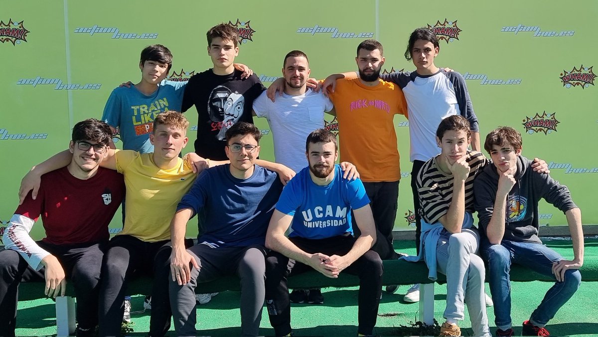 MiguelilIo_RL's tweet photo. Estamos de vacaciones y nos hemos visto TODOS por primera vez, Y he conocido a Timmy, Zapatos, Salgado, Adrian el editor en persona. 
Literalmente se han juntado los vengadores. https://t.co/g66syVuZ3a