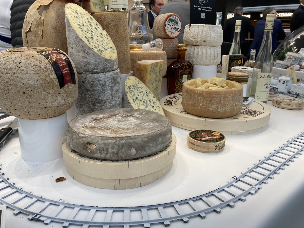 groupe_lactalis's tweet photo. En direct du Salon du Fromage &amp; des Produits Laitiers 🧀 qui se déroule actuellement au #SIA2022 ! Avec ses 28 #AOP 🇫🇷, le Groupe est un acteur majeur, engagé et au service du savoir-faire fromager français. https://t.co/TeNN96OTsw