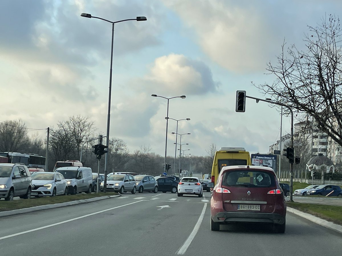ZmajIvan's tweet photo. @prijavi_problem i dalje ne radi i kolaps pravi. Raskrsnica ul. Maršala Tolbuhina i Radnička, ne radi semafor. https://t.co/Yxr4q5C56T