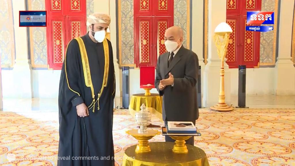 OmanEmbassyVN's tweet photo. قدم سعادة السفير صالح بن محمد بن أحمد الصقري أوراق اعتماده اليوم الأثنين ٢٨ فبرا��ر ٢٠٢٢م إلى جلالة نورودوم سيهاموني، ملك كمبوديا، سفيرا فوق العادة ومفوضا غير مقيم لسلطنة عمان لدى مملكة كمبوديا، وذلك في القصر الملكي بالعاصمة الكمبودية فنوم بينه. https://t.co/s6lbe5yV35