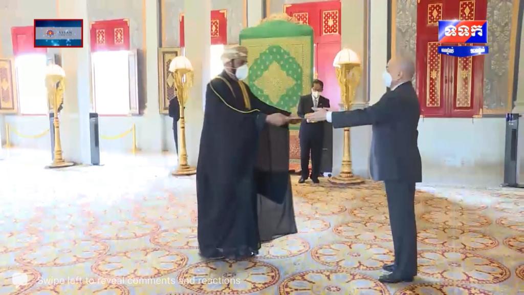 OmanEmbassyVN's tweet photo. قدم سعادة السفير صالح بن محمد بن أحمد الصقري أوراق اعتماده اليوم الأثنين ٢٨ فبرا��ر ٢٠٢٢م إلى جلالة نورودوم سيهاموني، ملك كمبوديا، سفيرا فوق العادة ومفوضا غير مقيم لسلطنة عمان لدى مملكة كمبوديا، وذلك في القصر الملكي بالعاصمة الكمبودية فنوم بينه. https://t.co/s6lbe5yV35