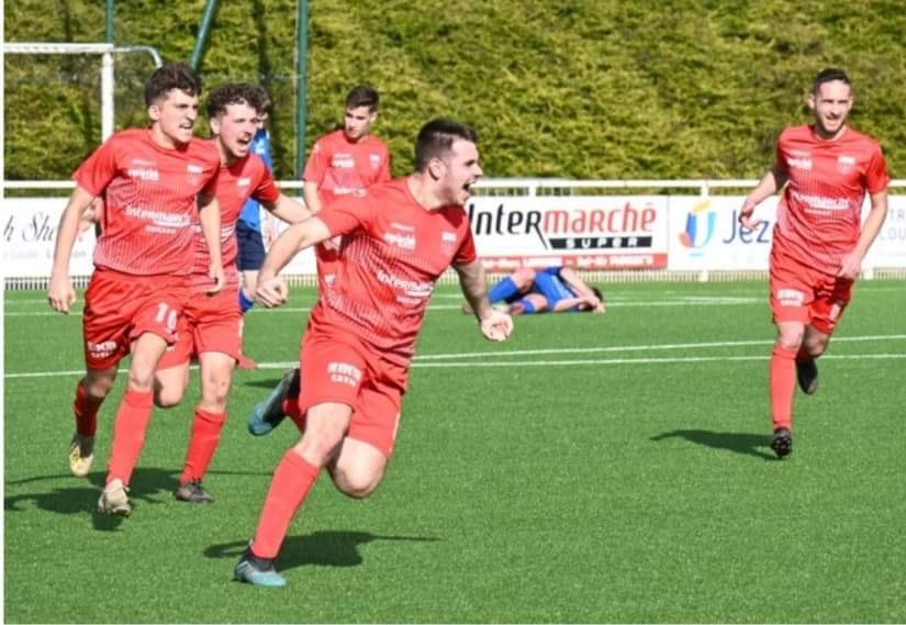 JSCavanOFF's tweet photo. Quand @Berrivinho dit qu’il n’est pas sorti la veille du match 😁❤️🤍 #JSQatar https://t.co/u29p1vHrK3