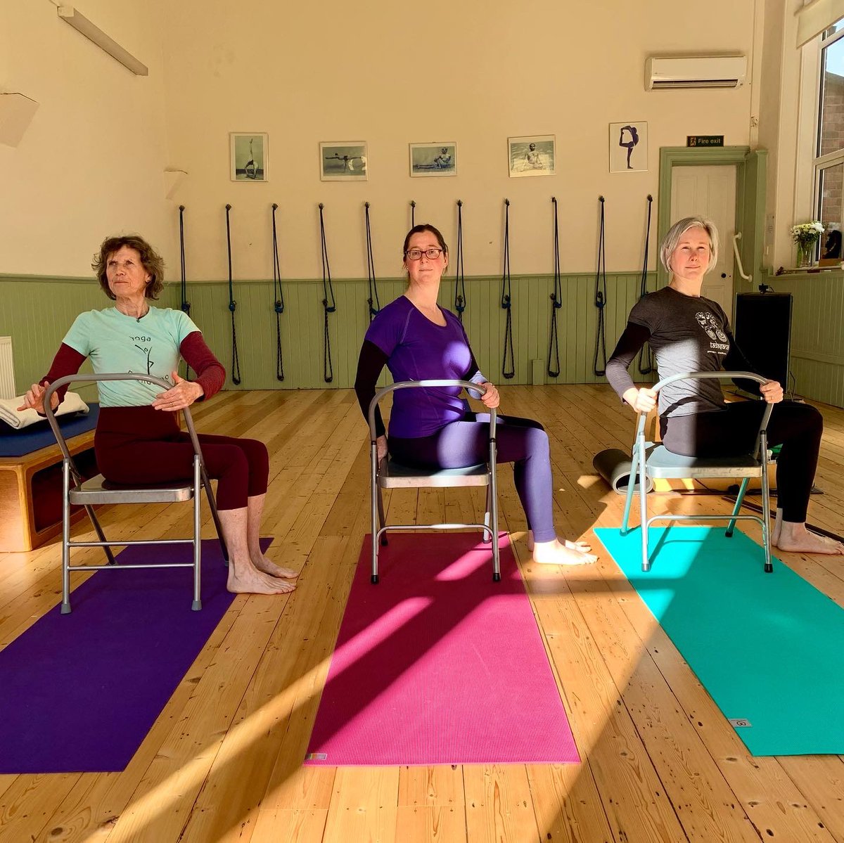 Yoga_Sheffield's tweet photo. Our teachers Frances, Emma and Bekka practicing the  ‘Seated Bharadvajasana’ named after an Indian sage.

This pose is great for back pain and stiffness in your shoulders from sitting at your desk or driving

🌸🌸🌸

#Sheffield #yoga #sheffieldissuper https://t.co/wyPAu6LfRx