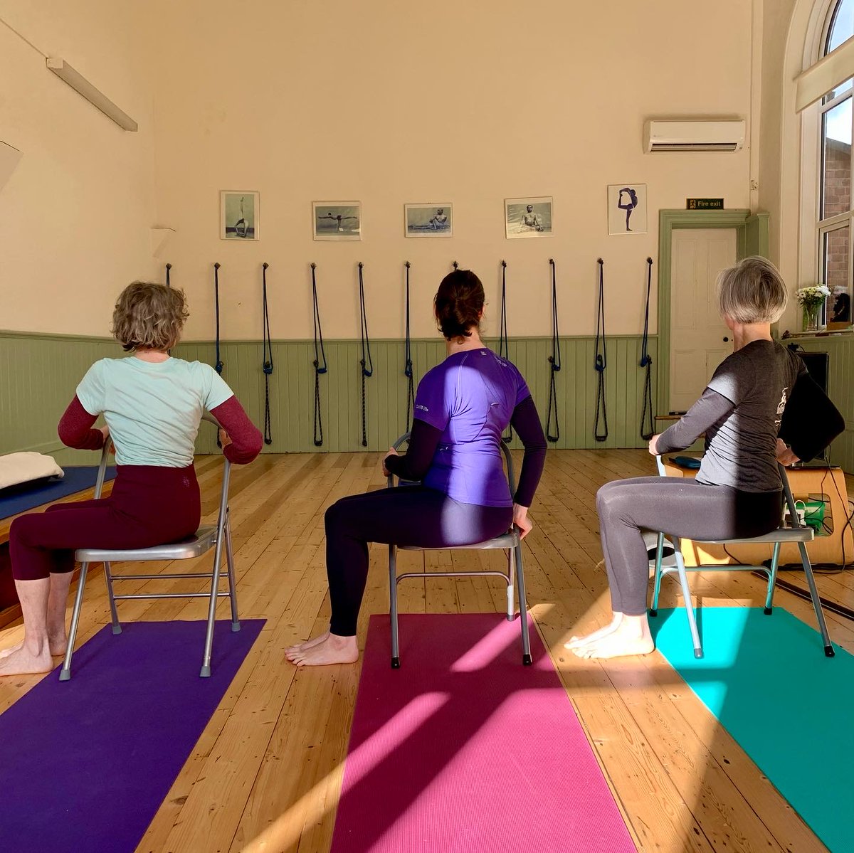Yoga_Sheffield's tweet photo. Our teachers Frances, Emma and Bekka practicing the  ‘Seated Bharadvajasana’ named after an Indian sage.

This pose is great for back pain and stiffness in your shoulders from sitting at your desk or driving

🌸🌸🌸

#Sheffield #yoga #sheffieldissuper https://t.co/wyPAu6LfRx