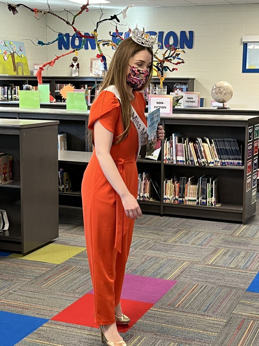 ashmi2011's tweet photo. How cool is this! Miss. Middle Tennessee Karissa Wheeler,alumna of Crieve Hall ES, came to read her own book to Kindergartners at Crieve Hall ES!#ReadAcrossAmerica @mnpsinstruction @MNPSLibraries @MNPSLearningTec https://t.co/h8Rd6cciRC