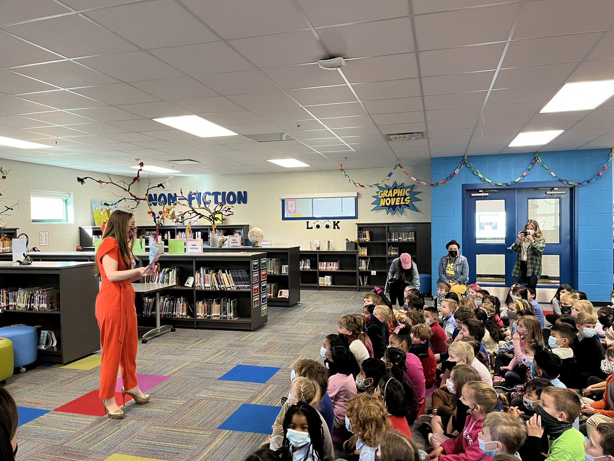 ashmi2011's tweet photo. How cool is this! Miss. Middle Tennessee Karissa Wheeler,alumna of Crieve Hall ES, came to read her own book to Kindergartners at Crieve Hall ES!#ReadAcrossAmerica @mnpsinstruction @MNPSLibraries @MNPSLearningTec https://t.co/h8Rd6cciRC