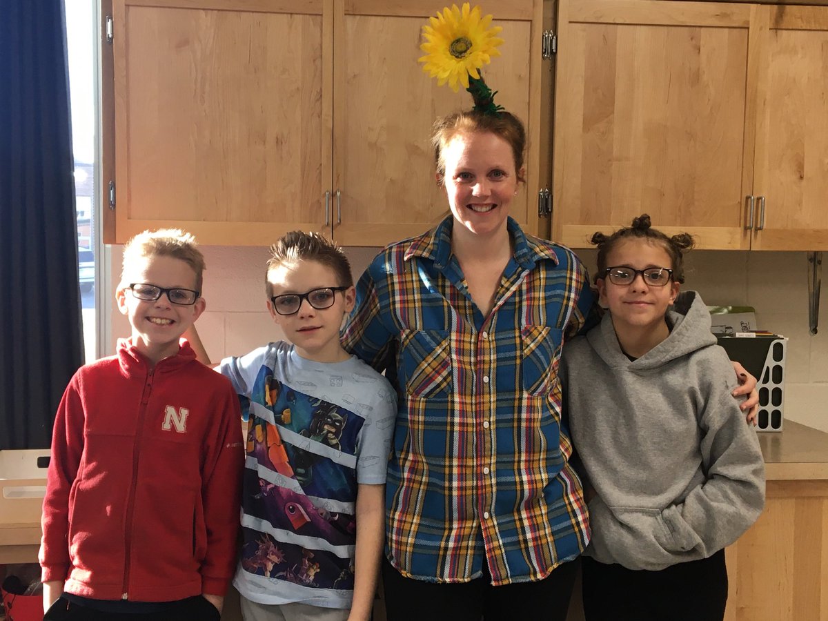JessicaSauser4's tweet photo. Crazy hair day!! ⁦@PHSPiratePride⁩ https://t.co/wMWgH4J3XN
