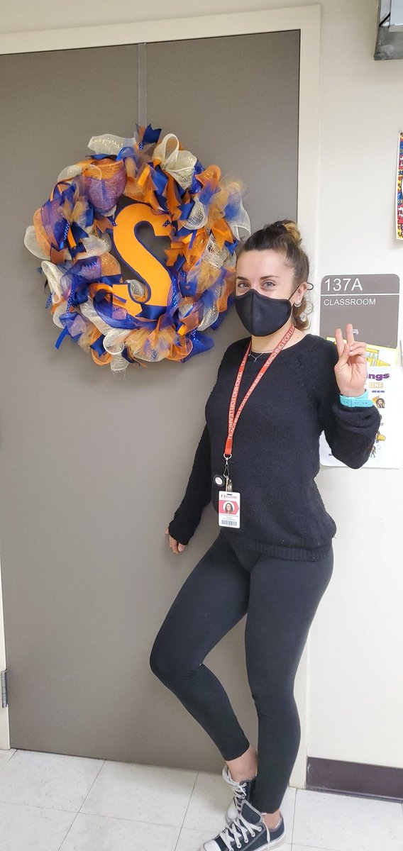 SmithES_AISD's tweet photo. Check out our Super Stallion Stallion of the Week, Ms. DelPuerto posing next to our beautiful traveling wreath! #superpowersunleashed https://t.co/F8MQiK79sA