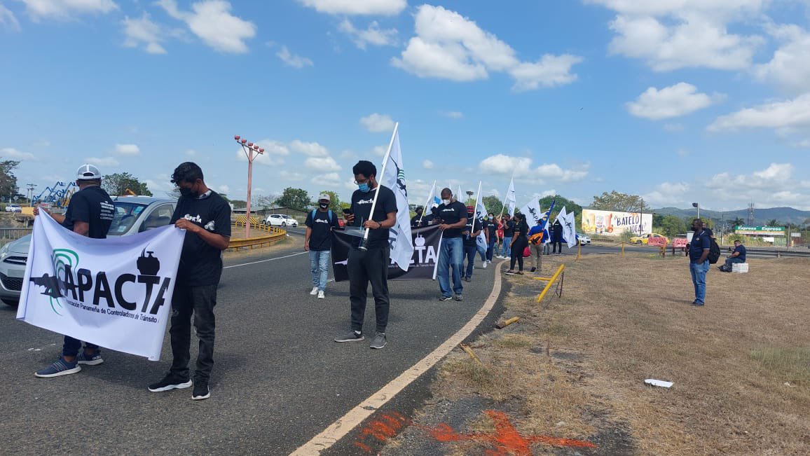 ApactaPanama's tweet photo. ¡La lucha continúa!
Exigimos mejores condiciones de trabajo, que se nos pague el salario adeudado a la fecha, mejoras en las instalaciones y equipos. 
¡BASTA YA! @tvnnoticias @Telemetro @TReporta @nexnoticias @NexPanama @SertvNoticias @SERTVPANAMA https://t.co/v4ud3Mannl
