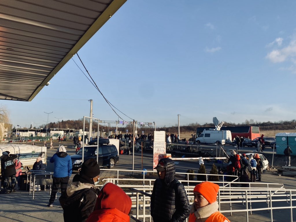 Medyka, le poste frontière entre la Pologne et l’Ukraine. L’endroit des laissés pour compte. 

On y croise des étudiants Camerounais, Marocains, Algériens ou même Venezueliens, qui ont fui Kharkiv ou Odessa sous les bombardements et attendent désormais dans le froid.