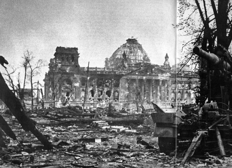 4 апреля 1945 года. Штурм Рейхстага 1945. Рейхстаг в Берлине 1945. Битва за Берлин штурм Рейхстага. Битва за Берлин 1945.