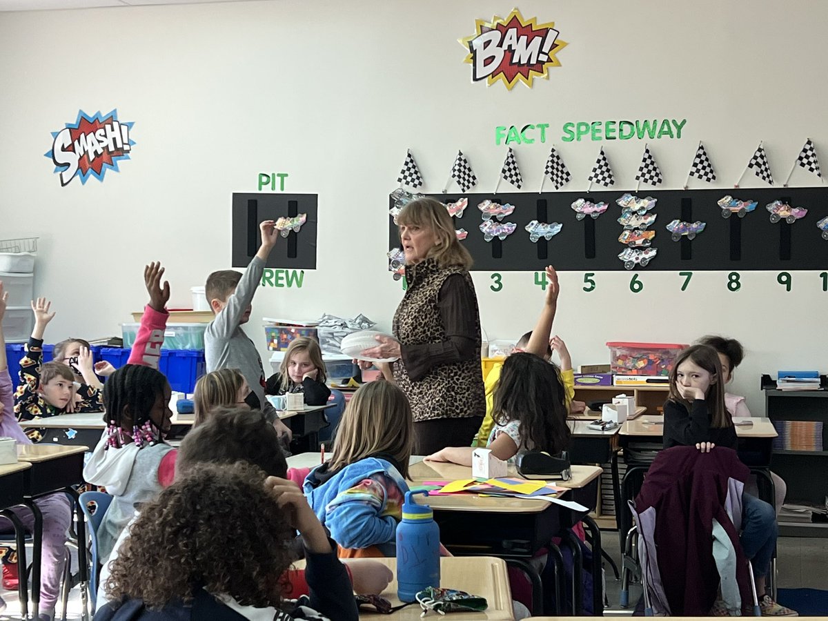 DrStanWhiteman's tweet photo. @franny_mcaleer working with 2nd Grade students today @HighlandsSD Elementary School on #SCAMPER #DifferentiatedInstruction @remakelearning @greggbehr https://t.co/ekNCGcmZsY