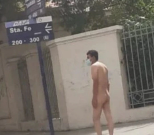 LosAndesDiario's tweet photo. La insólita foto de un sanjuanino desnudo, con tapabocas y en medio de la calle que se convirtió en meme
https://t.co/EtIzdvT38r https://t.co/RdEWd2twpm