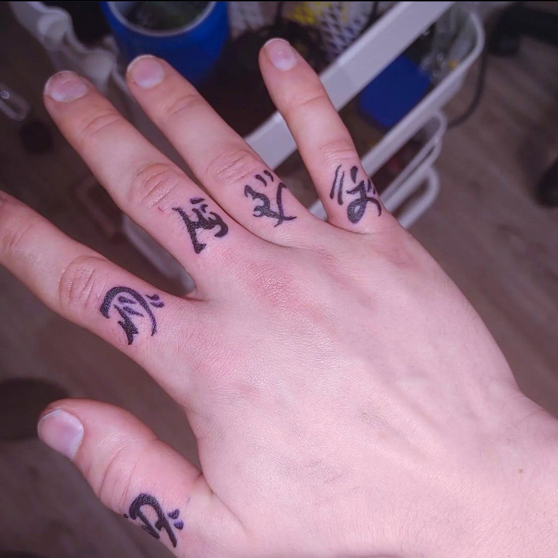 PVBrett's tweet photo. With these badass warded knuckles Keith Lyntonn is ready for the night! Amazing #tattoo work by @Trustydizon Ward designs as always by @laurenkcannon.
#demoncycle #nightfallsaga #fanart #warding #petervbrett https://t.co/QvE9Tz5rlG