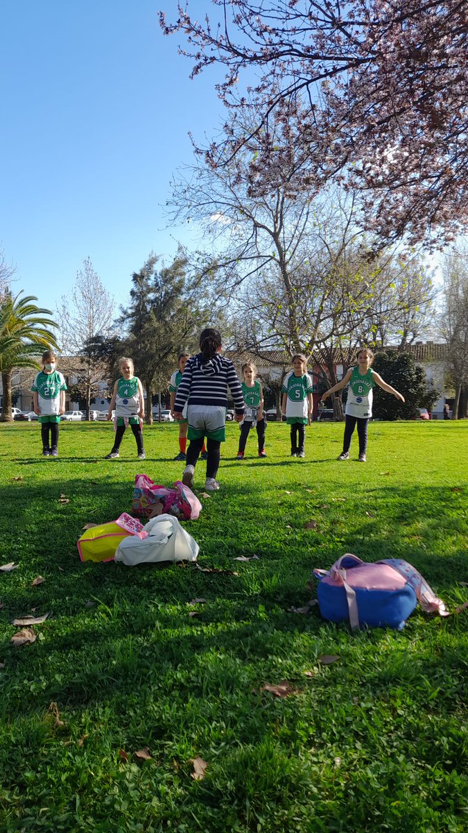 CordobasketCD's tweet photo. Así de bien se lo pasan nuestras baby @GestionyCalor en el descanso antes de jugar el último partido. @BaloncestoCoria @CNauticoSevilla @FAB_Andaluza @MarbellaBasket @dipucordoba #babycracks #babycracks #Somoscbkt #queremosunpabellon #orgullodesercordobasket #babyfem https://t.co/sA63RMmaHN