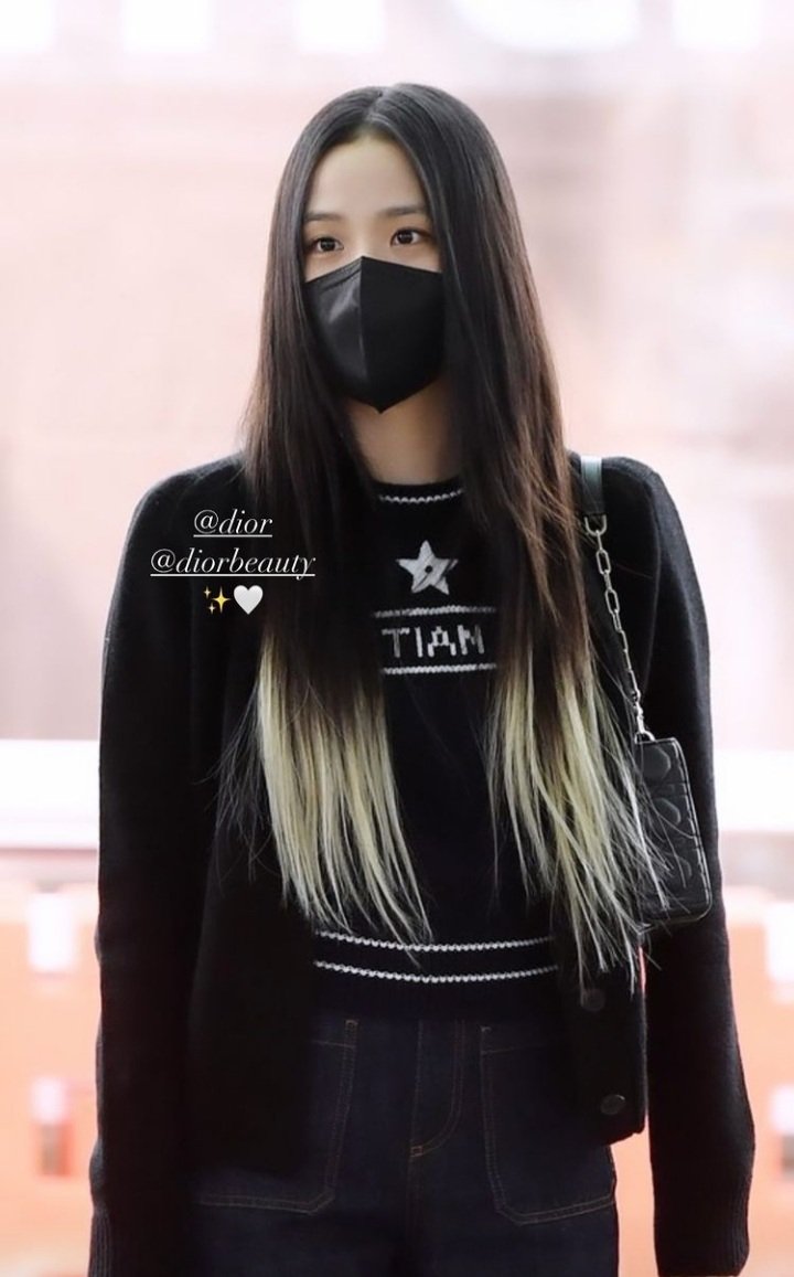 S-siyah saçli Jisoo...