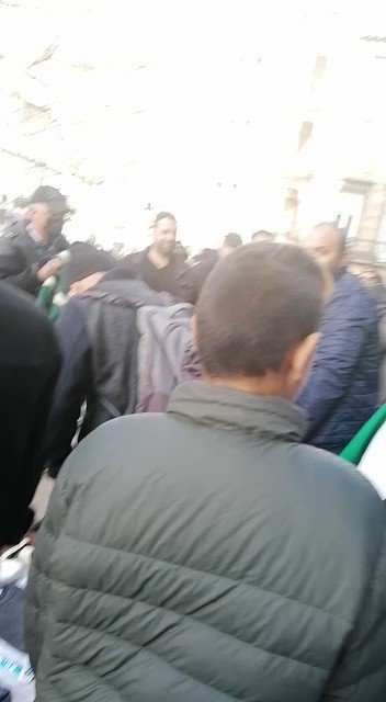 F_Desouche's tweet photo. Bordeaux : il crache sur le prêtre devant l’église Saint Michel alors qu'il bénissait le parvis (MàJ : Le prêtre refuse de porter plainte, Le diocèse réaffirme sa volonté de "cultiver un climat de paix et de fraternité dans ce quartier)  - https://t.co/Kka1VoFAQD https://t.co/XRYp3Fd0cQ