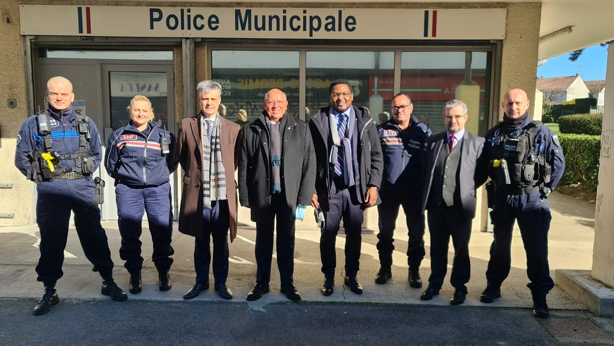Prefet77's tweet photo. Visite du @Prefet77 et #SPTorcy ce matin à Courtry. Au programme, rencontre d'entrepreneurs, de résidents de la maison des Séniors, pose de la 1e pierre de l'extension de l'école et échanges avec la #policemunicipale. https://t.co/ZIvhxt7L2T
