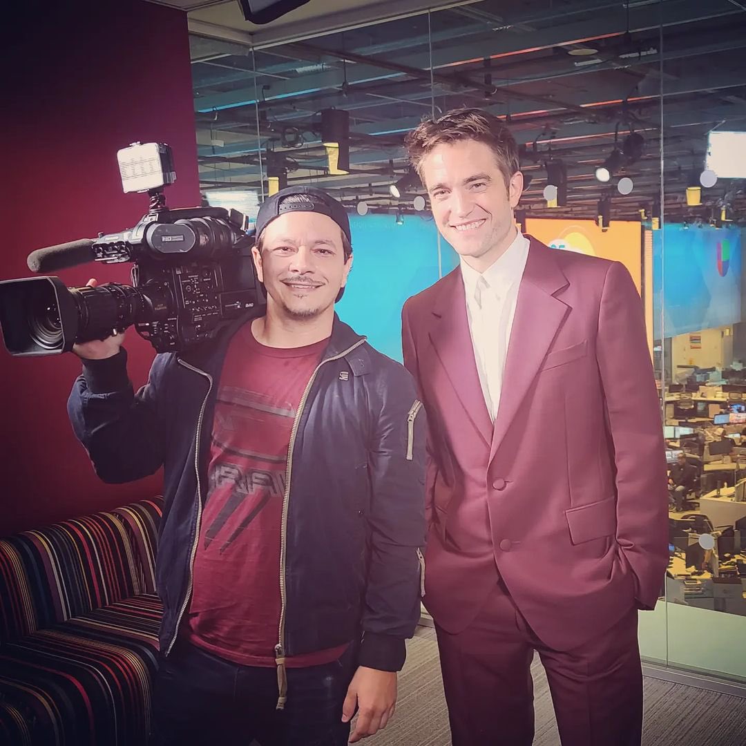 RobsFootsteps's tweet photo. Shared on IG by Enier Gonzales (director/filmmaker)
Photo taken at Newsport - Univision, Doral, Florida. 

“Super cool guy, down to earth.”

Source: https://t.co/LWyNNOKe9P #RobertPattinson #everybodylovesrob https://t.co/C7GAd2d7nj