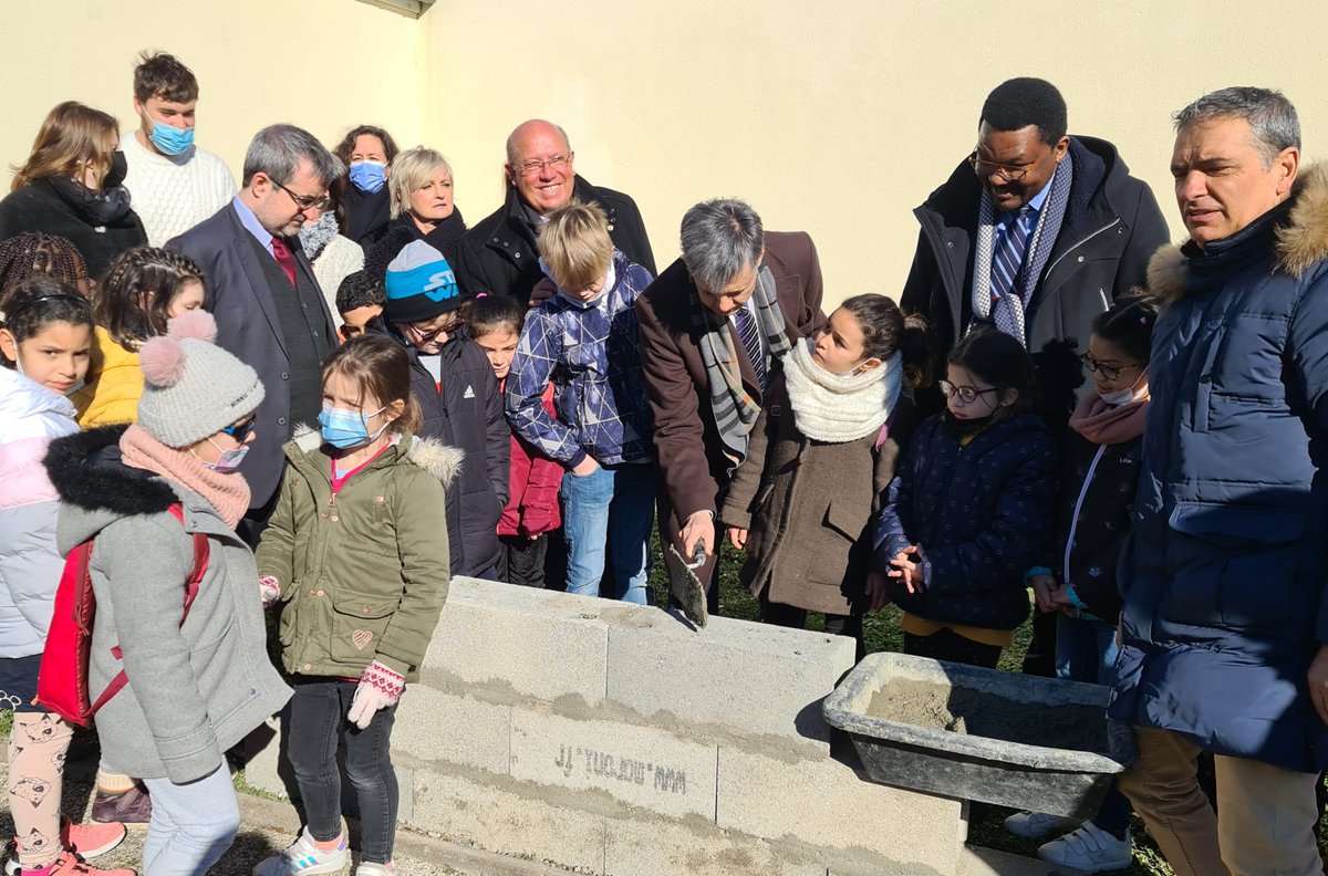 Prefet77's tweet photo. Visite du @Prefet77 et #SPTorcy ce matin à Courtry. Au programme, rencontre d'entrepreneurs, de résidents de la maison des Séniors, pose de la 1e pierre de l'extension de l'école et échanges avec la #policemunicipale. https://t.co/ZIvhxt7L2T