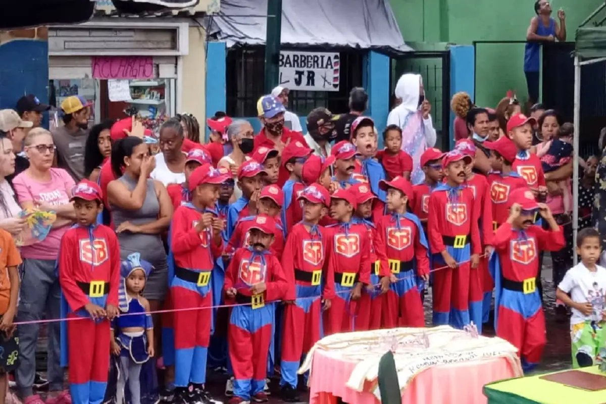 TVVnoticias's tweet photo. #28Feb Se difundieron fotografías en redes sociales de niños usando el disfraz de "Súper Bigotes", una caricatura alusiva a Nicolás Maduro. #TVV #TVVNoticas

📷: Cortesía https://t.co/06SfvFP0lN