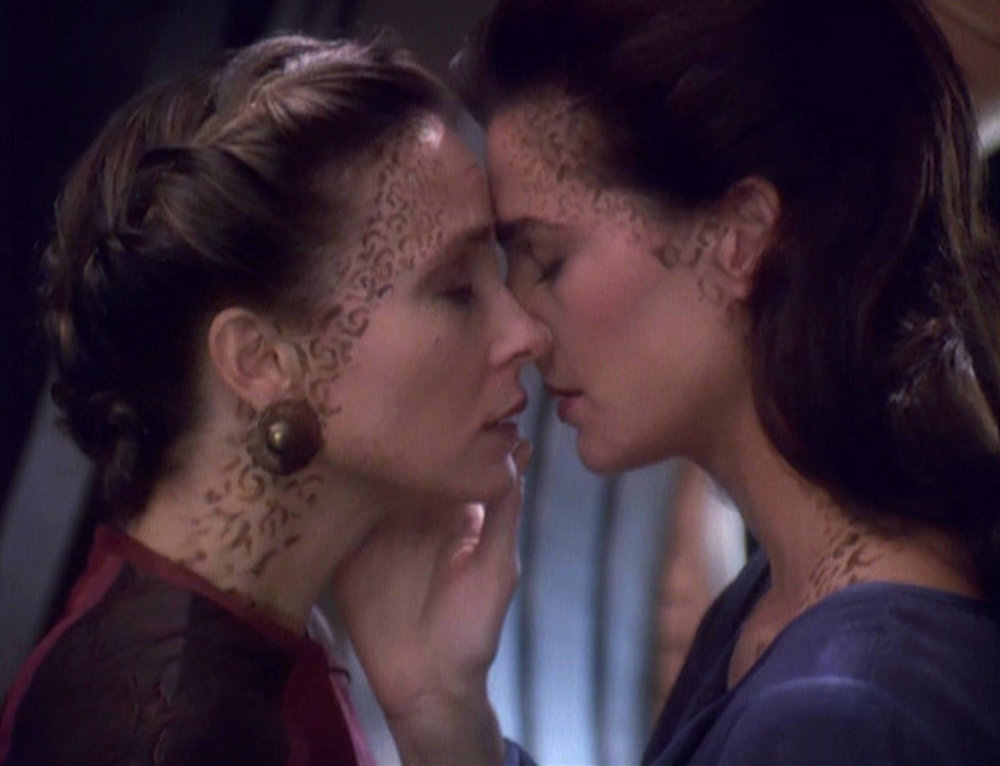 ElizabethRenea5's tweet photo. #trekfirsts Historic First
These two, Jadzia and Lenara, and their same-sex kiss. This will always be one of my favorite episodes, a tiny glimpse of wlw representation in Trek that is still missing.
#StarTrekDS9 #StarTrek https://t.co/Ze3AoVuK4j