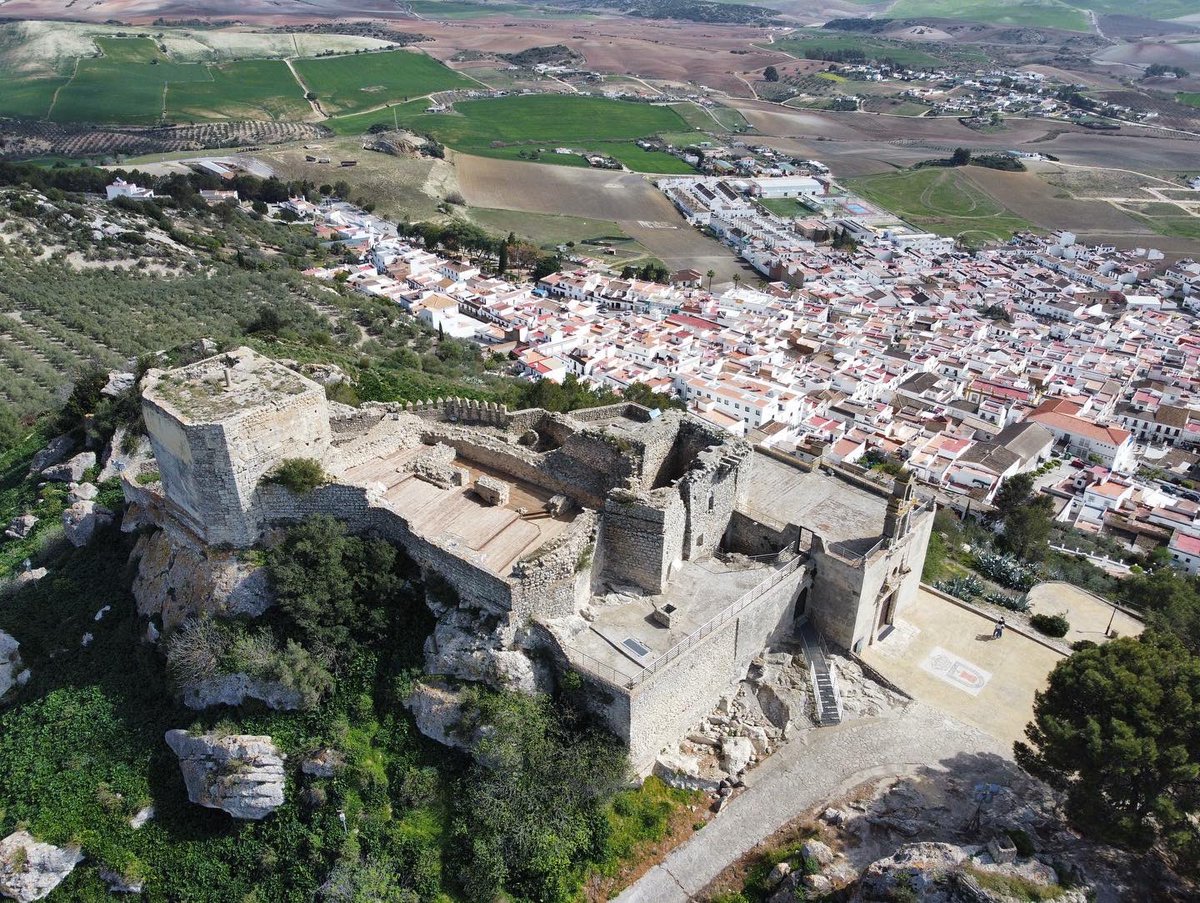 svq_fly's tweet photo. 🏰 CASTILLO DE FATETAR DE ESPERA 🏰 

El castillo de Fatetar se localiza en la cima del Monte Fatetar, en la zona más alta de la localidad de Espera, provincia de Cádiz.

#hacerfotos #woken_drone #picoftheday #diadeandalucia #DJI #photography #photooftheday #Cadiz #Andalucia https://t.co/zOCUODzXds