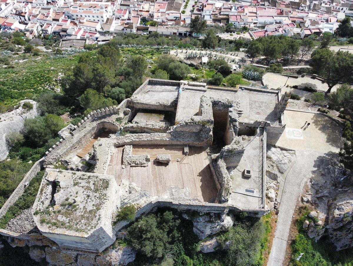 svq_fly's tweet photo. 🏰 CASTILLO DE FATETAR DE ESPERA 🏰 

El castillo de Fatetar se localiza en la cima del Monte Fatetar, en la zona más alta de la localidad de Espera, provincia de Cádiz.

#hacerfotos #woken_drone #picoftheday #diadeandalucia #DJI #photography #photooftheday #Cadiz #Andalucia https://t.co/zOCUODzXds