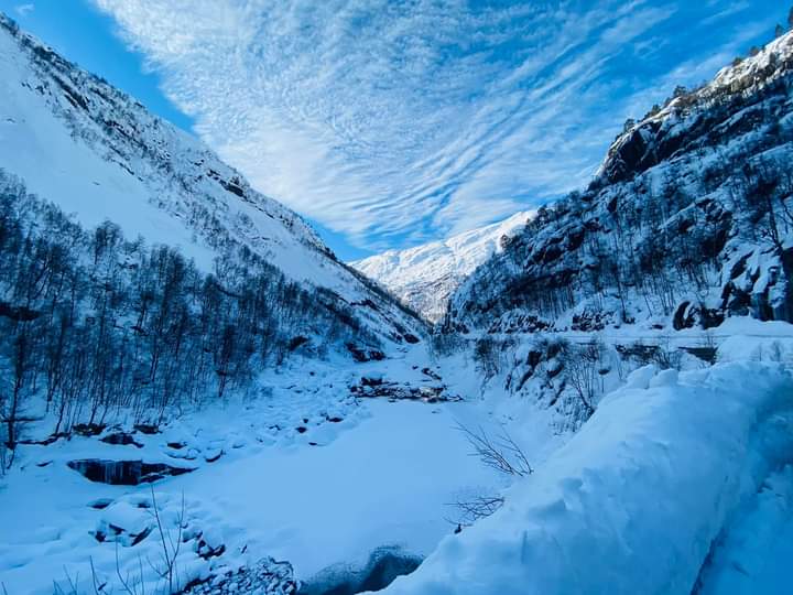clorinda_ferral's tweet photo. Myrkdalan skiresort....las  tierras nórdicas son siempre hermosas y el mejor regalo es tener un poco de 🌞. Comenzamos el #winterbrake!🎿🇧🇻❤❄🛷⛷🏂 https://t.co/zKU1rt5eqp