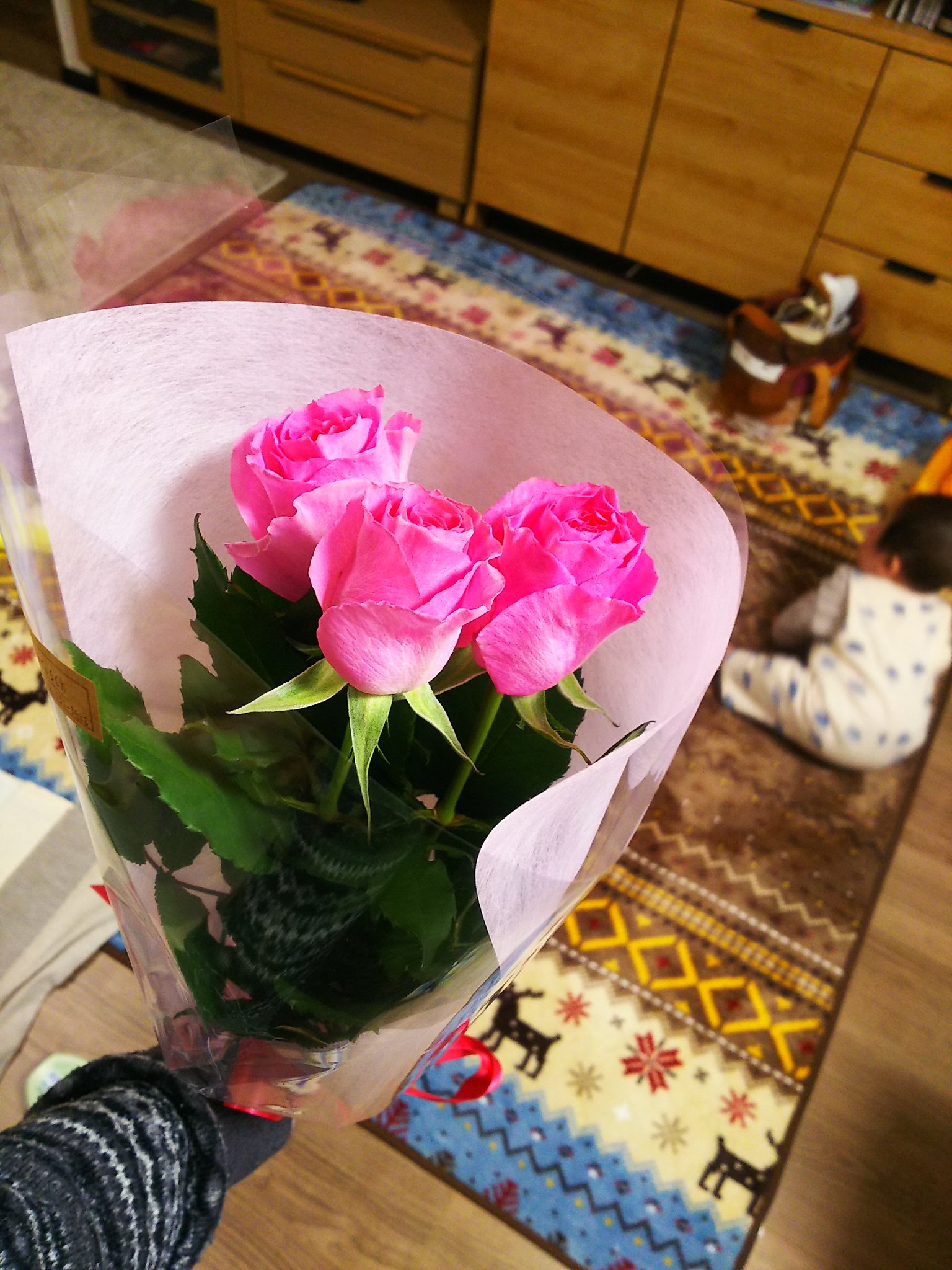 かげやん 奥様の誕生日 柄にもなく 花を買ってみた ピンクの薔薇の花言葉は 感謝 家族3人 笑顔の日々に感謝 という訳で 3本 薔薇 ピンク 花言葉 T Co m1xrnqma Twitter
