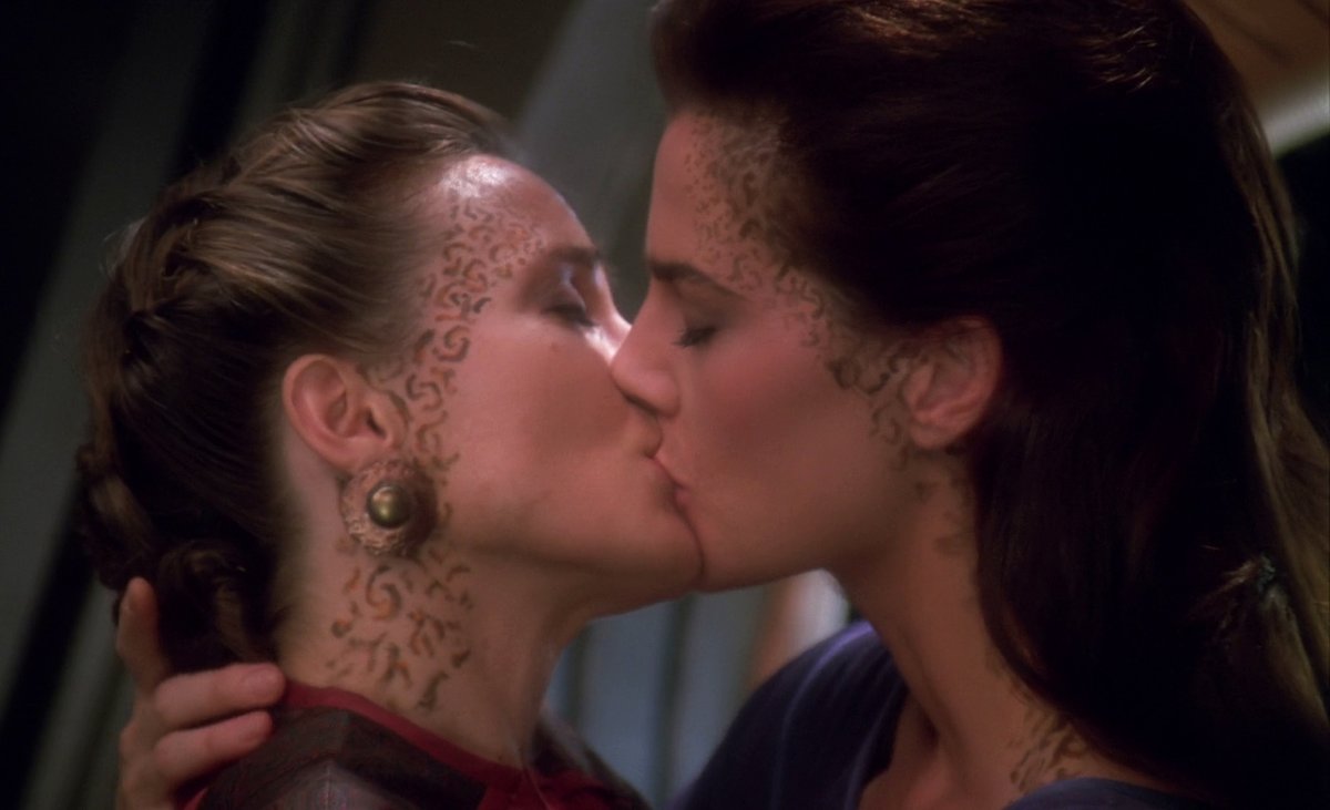 ElizabethRenea5's tweet photo. #trekfirsts Historic First
These two, Jadzia and Lenara, and their same-sex kiss. This will always be one of my favorite episodes, a tiny glimpse of wlw representation in Trek that is still missing.
#StarTrekDS9 #StarTrek https://t.co/Ze3AoVuK4j