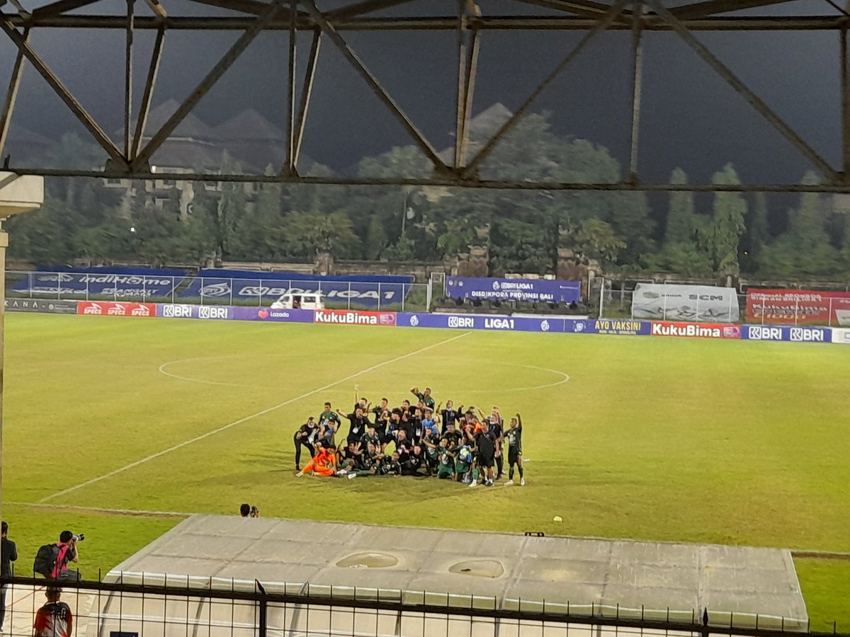 rambenjeng's tweet photo. KABAR dari Bali. Alhamdulillah @persebayaupdate menang lagi. Kalo Tuhan sudah berkehendak,  siapapun tak bisa menghentikan. Wasit @Liga1Match  sekalipun. Bukan begitu @pssi dan @lib ?

#PersebayaDay 
#persebaya
#WANI https://t.co/4DTD8P7ZJL