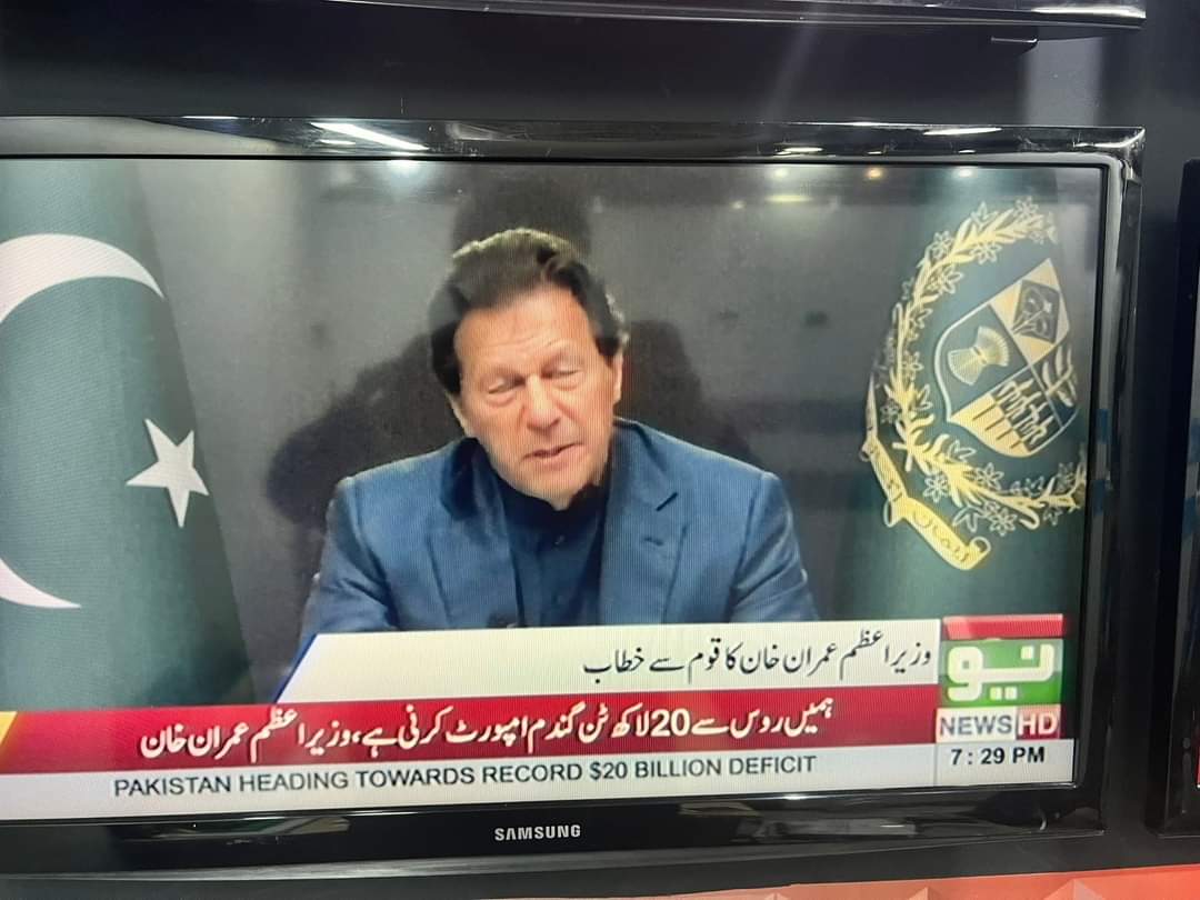 RazaaMaria's tweet image. ایک زرعی ملک کا وزیر اعظم عمران خان صاحب فرما رہے ہیں کہ روس کا دورہ اسلئے کیا کہ روس سے 20لاکھ ٹن گندم لینی ہے۔ یہ موصوف کہتے تھے کہ ہمارے پاس 12 موسم ہیں اور زراعت کے زریعے خوشحال ہوں گے.
یہ وہ کھوتے ہیں جن سی زرعی ملک کی کھاد نہیں پوری ہو سکی
#نیازی_گھبرا_گیا 
#GoImranGo