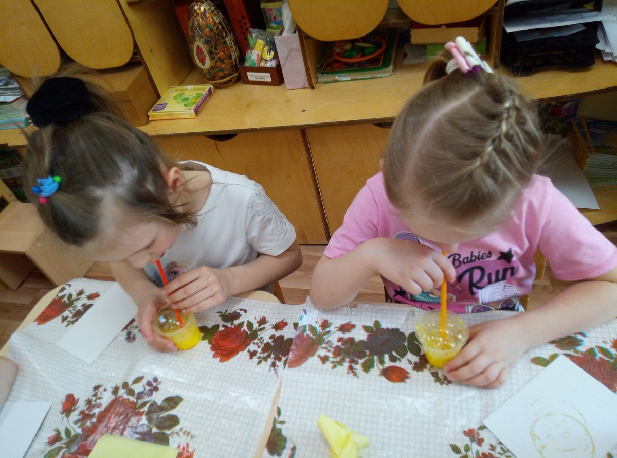 Воспитанники средней группы "Ромашка" (педагог Ельшова Е. В.) побывали сегодня на выставке необычных картин, нарисованных нетрадиционными способами. А художник познакомил их с новым способом рисования - рисованием мыльными пузырями. Удивительные у ребят получились работы!