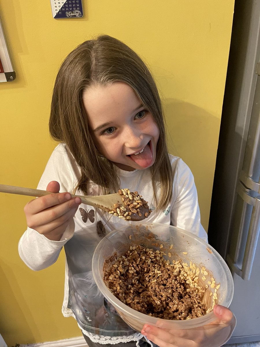 pinksbex's tweet photo. @fouroaksprimary melting chocolate for yummy cakes #scienceselfies https://t.co/nX9MUTKwmw