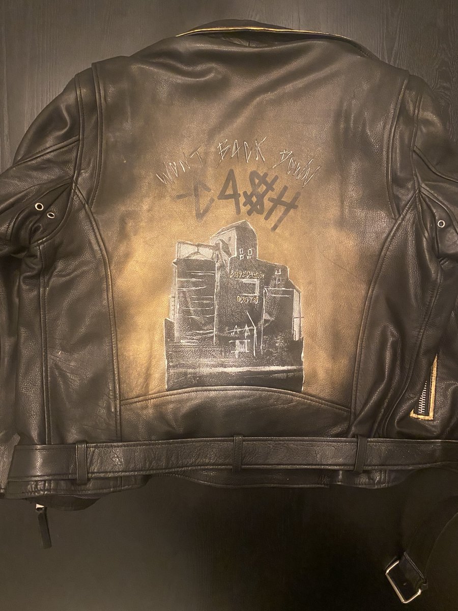 frank_seravalli's tweet photo. #preds Tanner Jeannot is a good Saskatchewan boy. Naturally, when asked what to put on the back of his custom leather jacket that the team wore into the Stadium Series, he opted for an image of the grain elevator from his hometown of Oxbow, Sask. 🇨🇦

Photo proof from Jeannot: https://t.co/YftHF1Q6oG