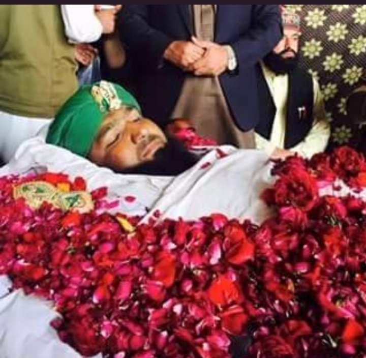 MemoonaRizvi's tweet photo. غازی ممتاز قادری نے پھانسی گھاٹ کی طرف چلتے ہوئے اپنے پانچ سالہ بچے کو بھی مڑ کر کر نہیں دیکھا اور پھانسی کے پھندے کو چوم کر 

لبیک یا رسول اللّٰہ ﷺ

کا نعرہ لگا کر جام شہادت نوش کیا
#RealHero_MumtazQadri https://t.co/ZLC3tNkRDu