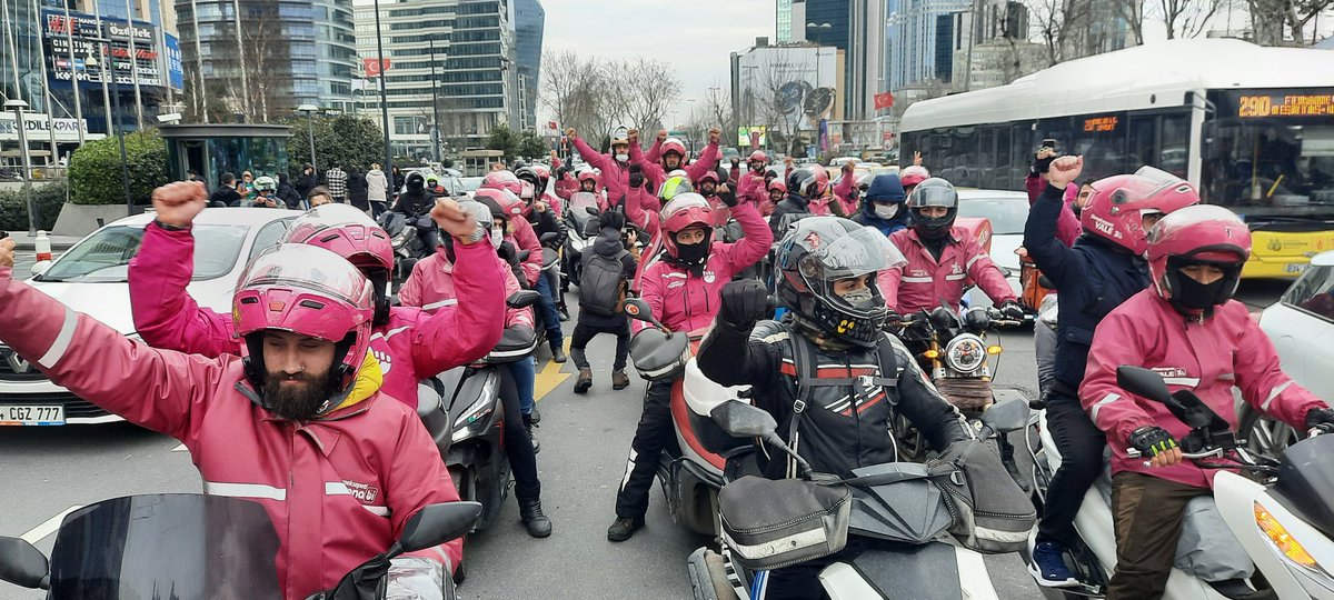 Artık yeter işçilerin seslerine kulak verin!
28 gündür sefalet ücretine karşı Nakliyat-iş Sendikası öncülüğünde direnen Yemeksepeti işçilerinin yanındayız.
<a href="/HsnBozkurt/">Hüsnü Bozkurt</a> <a href="/Nakliyatsendika/">Nakliyat-İş</a>