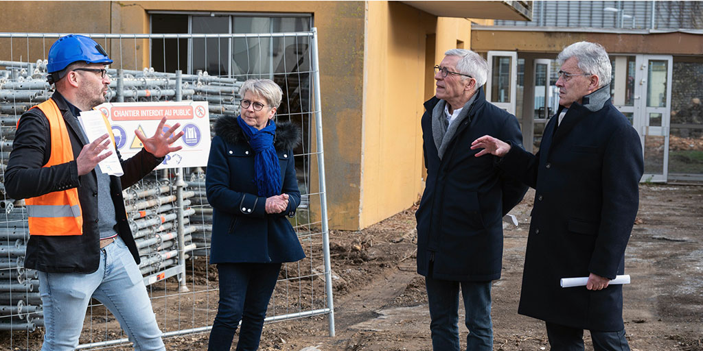 ANRU (@anruofficiel) on Twitter photo 🏗️🏢🤝 À L'Aigle en #Normandie, étape symbolique dans la concrétisation du #NPNRU pour améliorer le cadre de vie des habitants quartier La Madeleine ⤵️
✅ Déconstruction de la résidence des Sapinettes 👇
#ANRU #Orne #France #villes #quartiers #mieuxvivre #renouvellement #urbain 🏗️🏢🤝 À L'Aigle en #Normandie, étape symbolique dans la concrétisation du #NPNRU pour améliorer le cadre de vie des habitants quartier La Madeleine ⤵️
✅ Déconstruction de la résidence des Sapinettes 👇
#ANRU #Orne #France #villes #quartiers #mieuxvivre #renouvellement #urbain